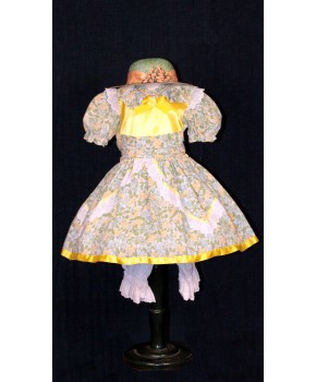 https://malle-costumes.com/6993/petite-fille-modele-jaune-41.jpg